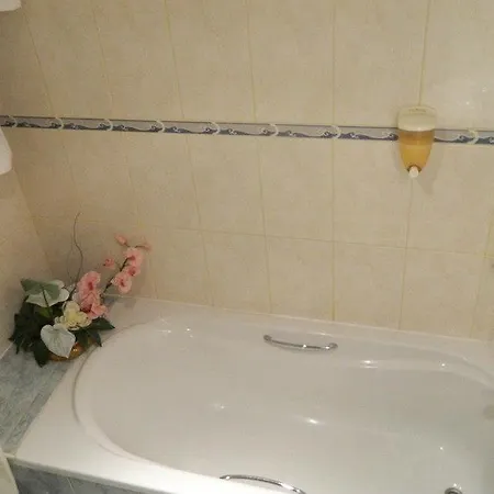 فندق إم مونياتيس 3*